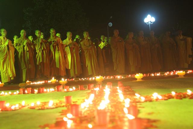 Thiêng liêng đêm hội hoa đăng “Phật giáo Trúc Lâm hội tụ và lan toả”