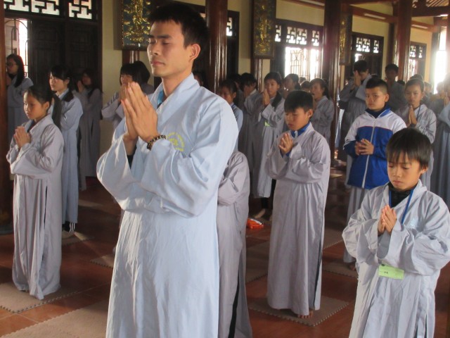 Thái Bình: Gần 200 bạn trẻ về chùa Từ Xuyên tu một ngày