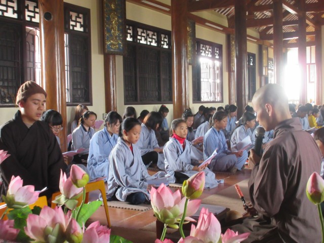 Thái Bình: Gần 200 bạn trẻ về chùa Từ Xuyên tu một ngày