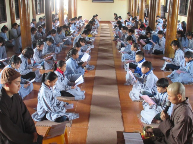 Thái Bình: Gần 200 bạn trẻ về chùa Từ Xuyên tu một ngày