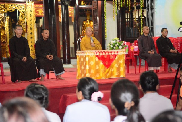 Hà Tĩnh: Lung linh lễ thả hoa đăng nhân lễ vía Phật A Di Đà tại chùa Tượng Sơn