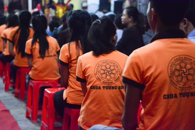 Hà Tĩnh: Lung linh lễ thả hoa đăng nhân lễ vía Phật A Di Đà tại chùa Tượng Sơn
