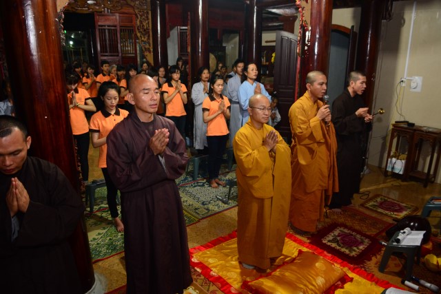 Hà Tĩnh: Lung linh lễ thả hoa đăng nhân lễ vía Phật A Di Đà tại chùa Tượng Sơn