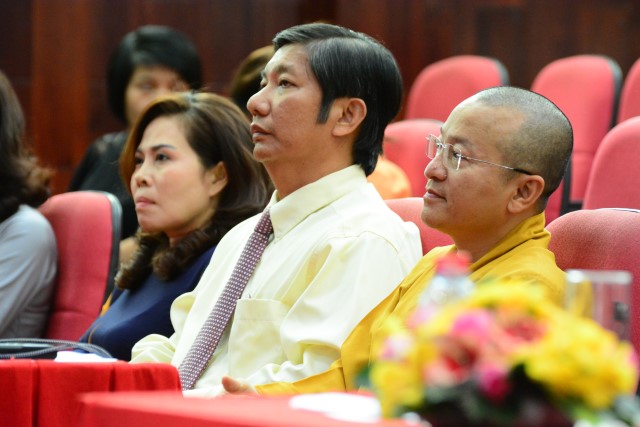 Quỹ Đạo Phật Ngày Nay: Trao 100 học bổng cho sinh viên trường Đại Học KHXH&amp;NV TP. HCM năm 2015