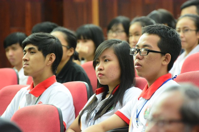 Quỹ Đạo Phật Ngày Nay: Trao 100 học bổng cho sinh viên trường Đại Học KHXH&amp;NV TP. HCM năm 2015