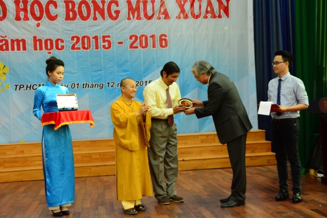 Quỹ Đạo Phật Ngày Nay: Trao 100 học bổng cho sinh viên trường Đại Học KHXH&amp;NV TP. HCM năm 2015