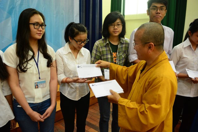 Quỹ Đạo Phật Ngày Nay: Trao 100 học bổng cho sinh viên trường Đại Học KHXH&amp;NV TP. HCM năm 2015