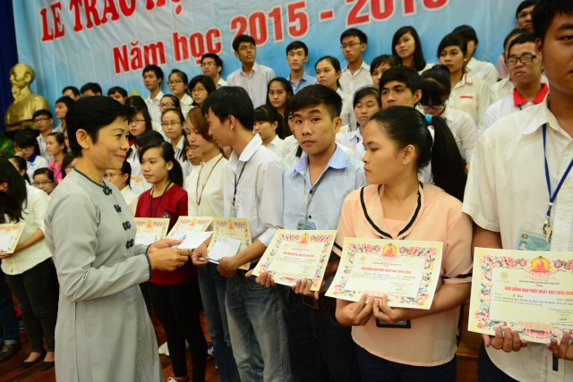 Quỹ Đạo Phật Ngày Nay: Trao 100 học bổng cho sinh viên trường Đại Học KHXH&amp;NV TP. HCM năm 2015