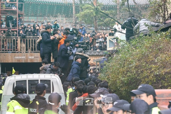 Chùm ảnh Cảnh sát Nam Hàn vây bắt tội phạm lẫn trốn vào Tổ đình Tào Khê, Seoul