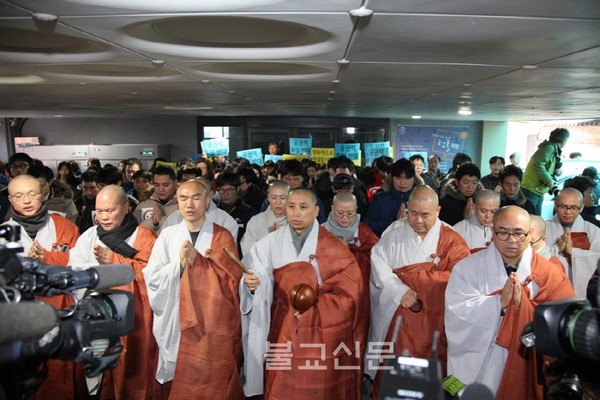 Chùm ảnh Cảnh sát Nam Hàn vây bắt tội phạm lẫn trốn vào Tổ đình Tào Khê, Seoul