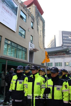 Chùm ảnh Cảnh sát Nam Hàn vây bắt tội phạm lẫn trốn vào Tổ đình Tào Khê, Seoul