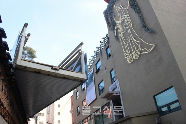 Chùm ảnh Cảnh sát Nam Hàn vây bắt tội phạm lẫn trốn vào Tổ đình Tào Khê, Seoul