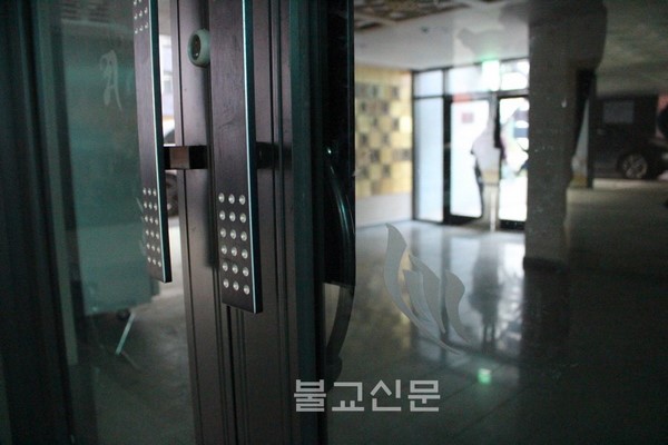 Chùm ảnh Cảnh sát Nam Hàn vây bắt tội phạm lẫn trốn vào Tổ đình Tào Khê, Seoul