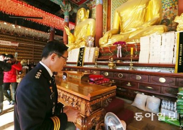 Chùm ảnh Cảnh sát Nam Hàn vây bắt tội phạm lẫn trốn vào Tổ đình Tào Khê, Seoul
