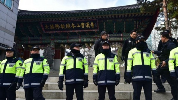 Chùm ảnh Cảnh sát Nam Hàn vây bắt tội phạm lẫn trốn vào Tổ đình Tào Khê, Seoul