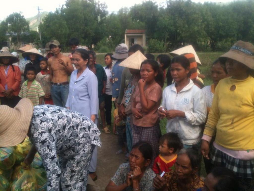 Chùa Linh Sơn Pháp Ấn tặng quà cho đồng bào dân tộc thôn Suối Lâu