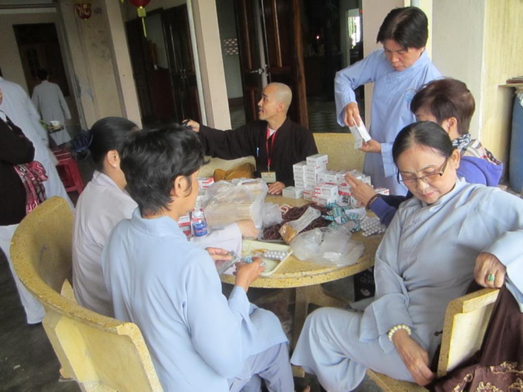 Đoàn từ thiện Hương Từ Bi tặng quà tại chùa Khánh Long