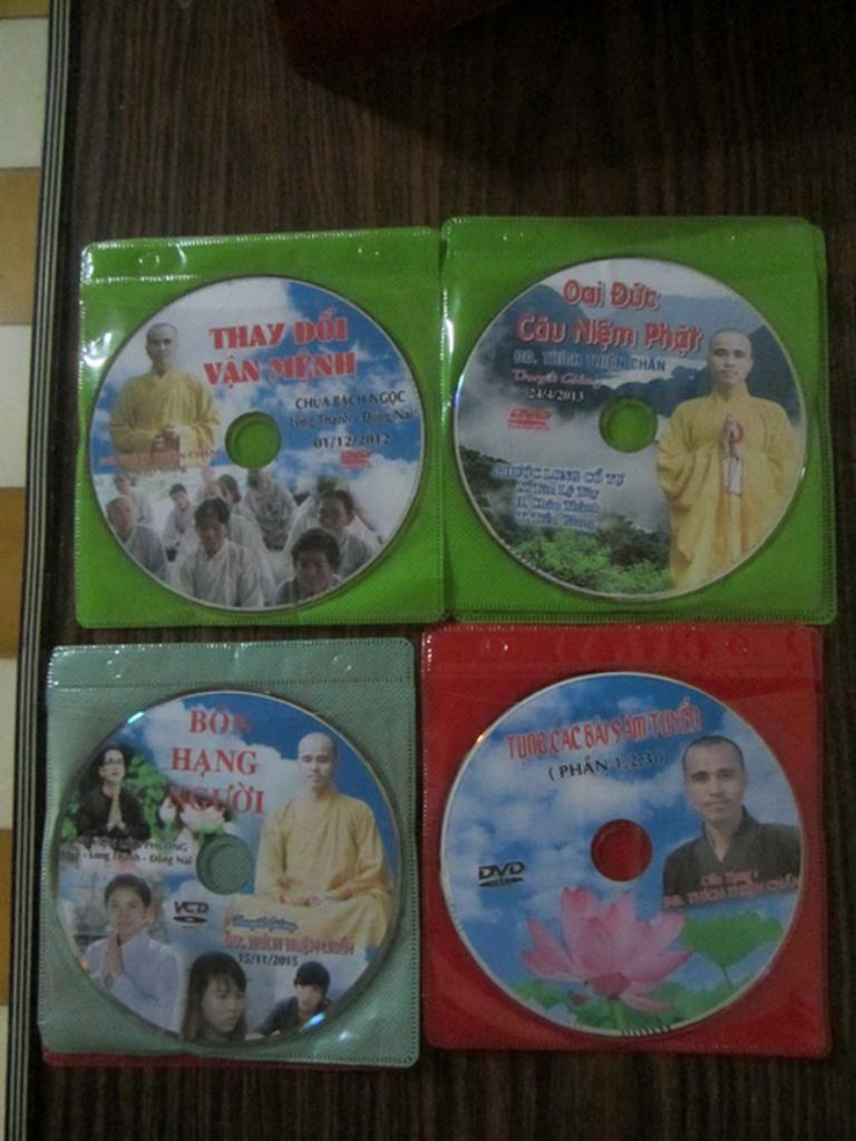 Đoàn từ thiện Hương Từ Bi tặng quà tại chùa Khánh Long