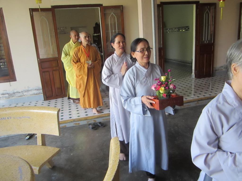 Đoàn từ thiện Hương Từ Bi tặng quà tại chùa Khánh Long