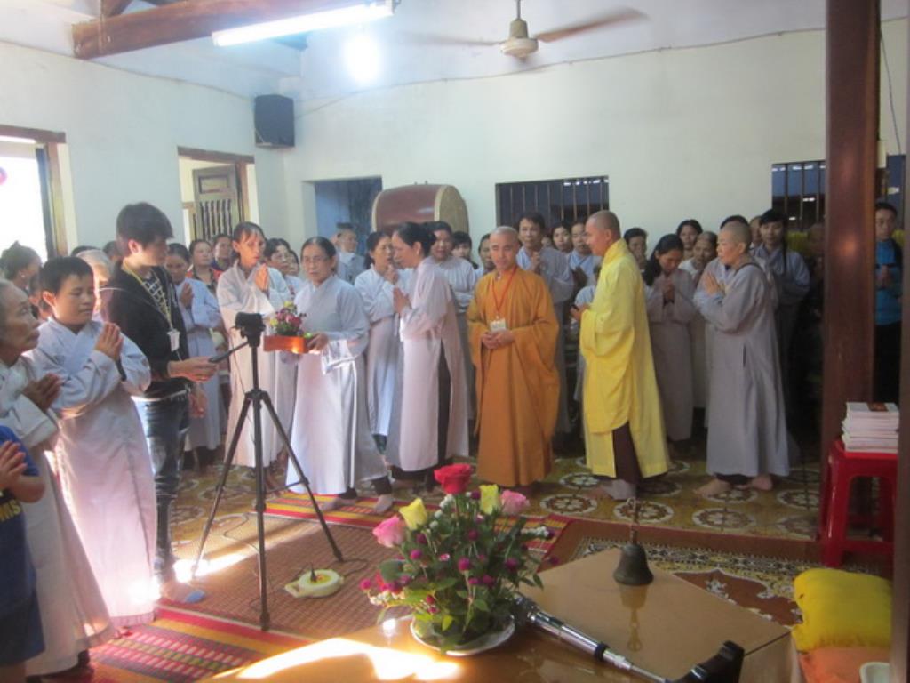 Đoàn từ thiện Hương Từ Bi tặng quà tại chùa Khánh Long