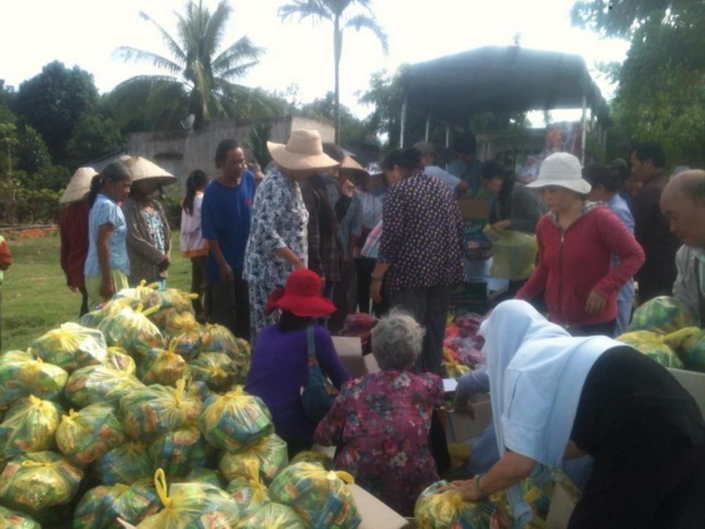 Chùa Linh Sơn Pháp Ấn tặng quà cho đồng bào dân tộc thôn Suối Lâu