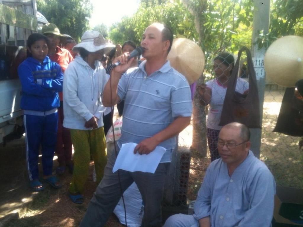 Chùa Linh Sơn Pháp Ấn tặng quà cho đồng bào dân tộc thôn Suối Lâu