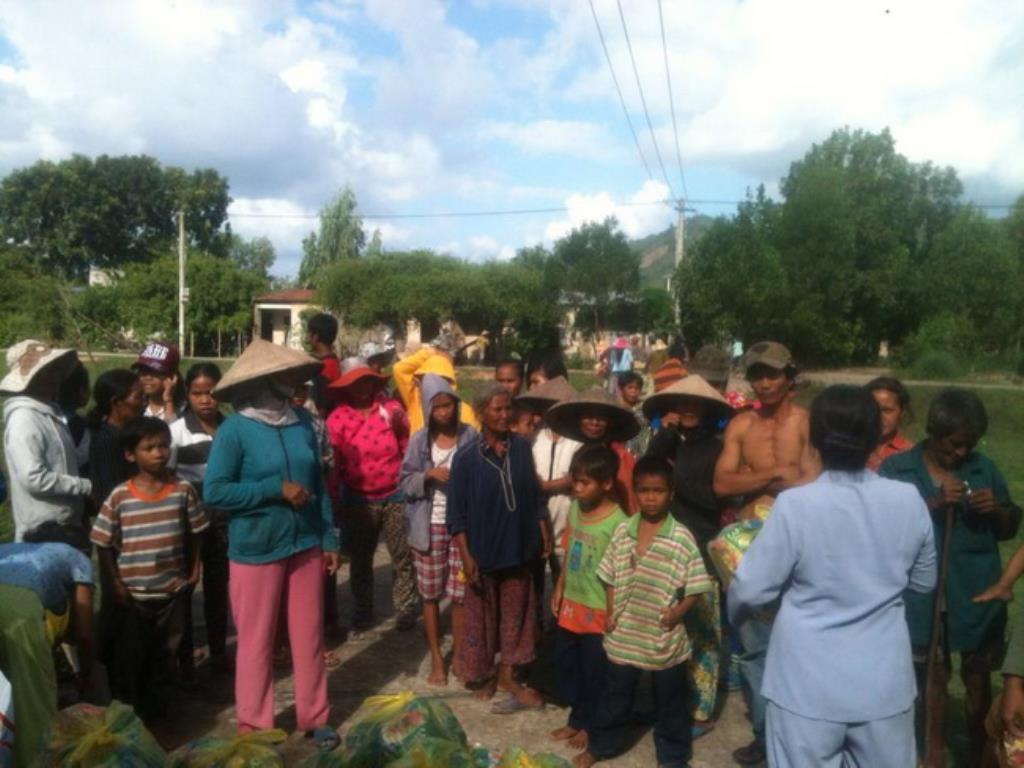 Chùa Linh Sơn Pháp Ấn tặng quà cho đồng bào dân tộc thôn Suối Lâu