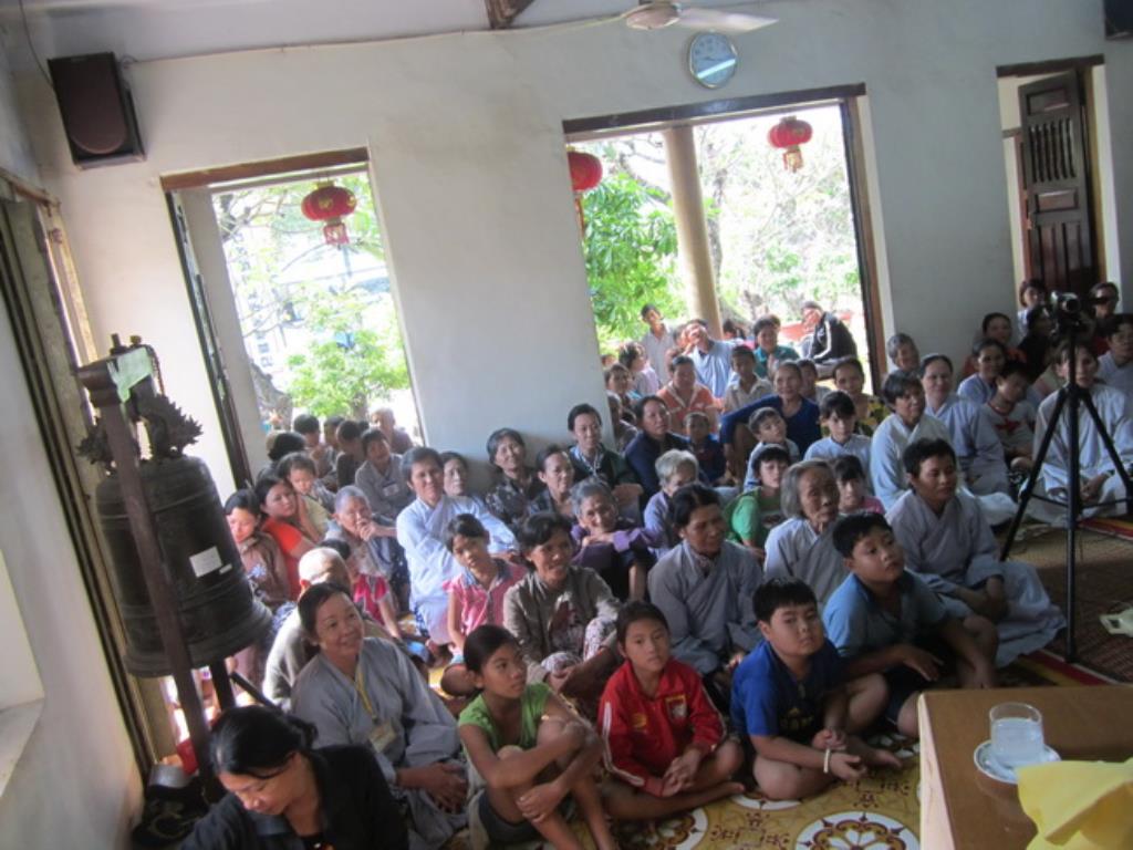 Đoàn từ thiện Hương Từ Bi tặng quà tại chùa Khánh Long