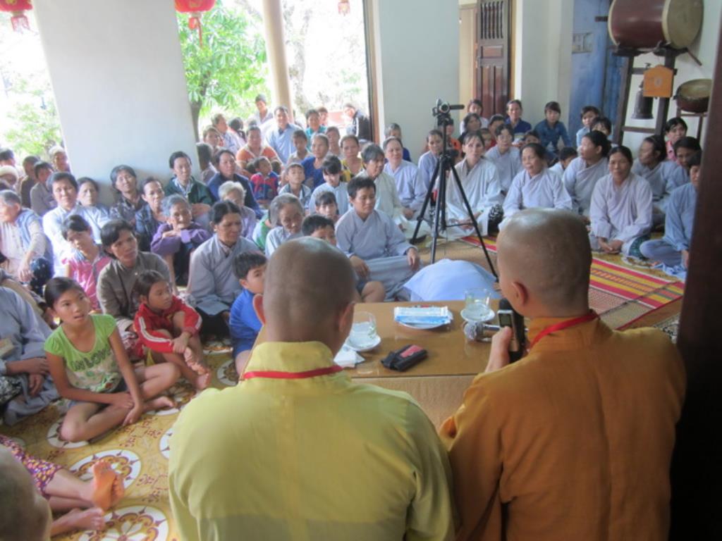 Đoàn từ thiện Hương Từ Bi tặng quà tại chùa Khánh Long