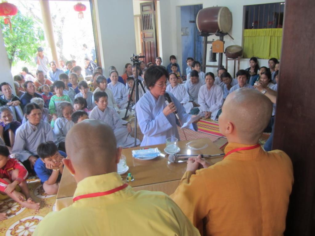 Đoàn từ thiện Hương Từ Bi tặng quà tại chùa Khánh Long