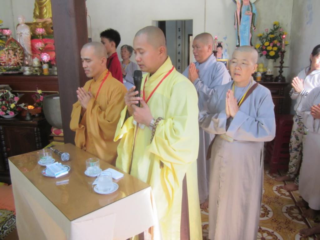 Đoàn từ thiện Hương Từ Bi tặng quà tại chùa Khánh Long