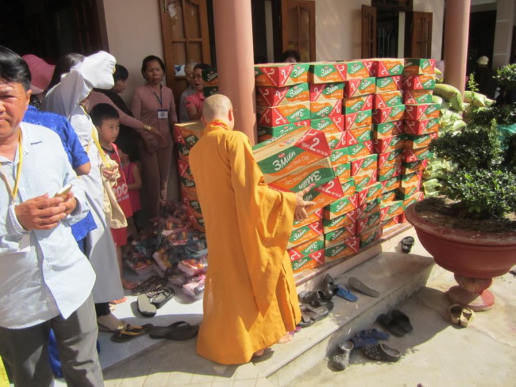 Đoàn từ thiện Hương Từ Bi tặng quà tại chùa Khánh Long