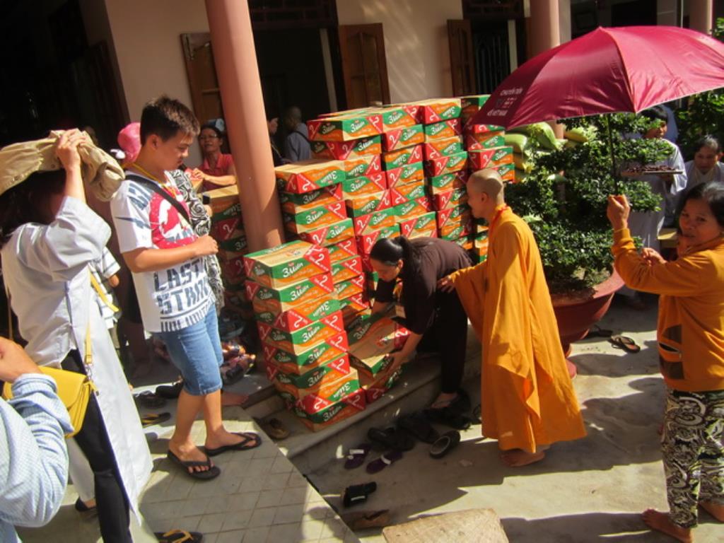 Đoàn từ thiện Hương Từ Bi tặng quà tại chùa Khánh Long