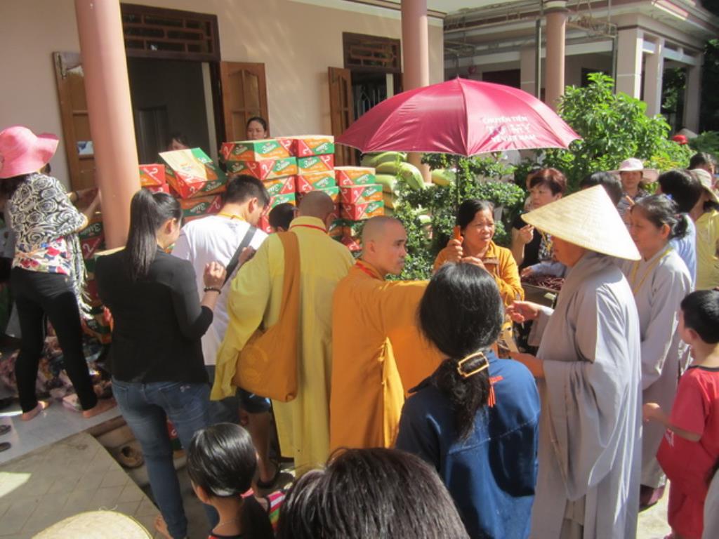 Đoàn từ thiện Hương Từ Bi tặng quà tại chùa Khánh Long
