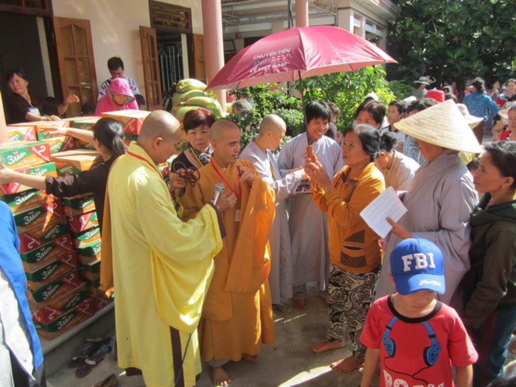 Đoàn từ thiện Hương Từ Bi tặng quà tại chùa Khánh Long