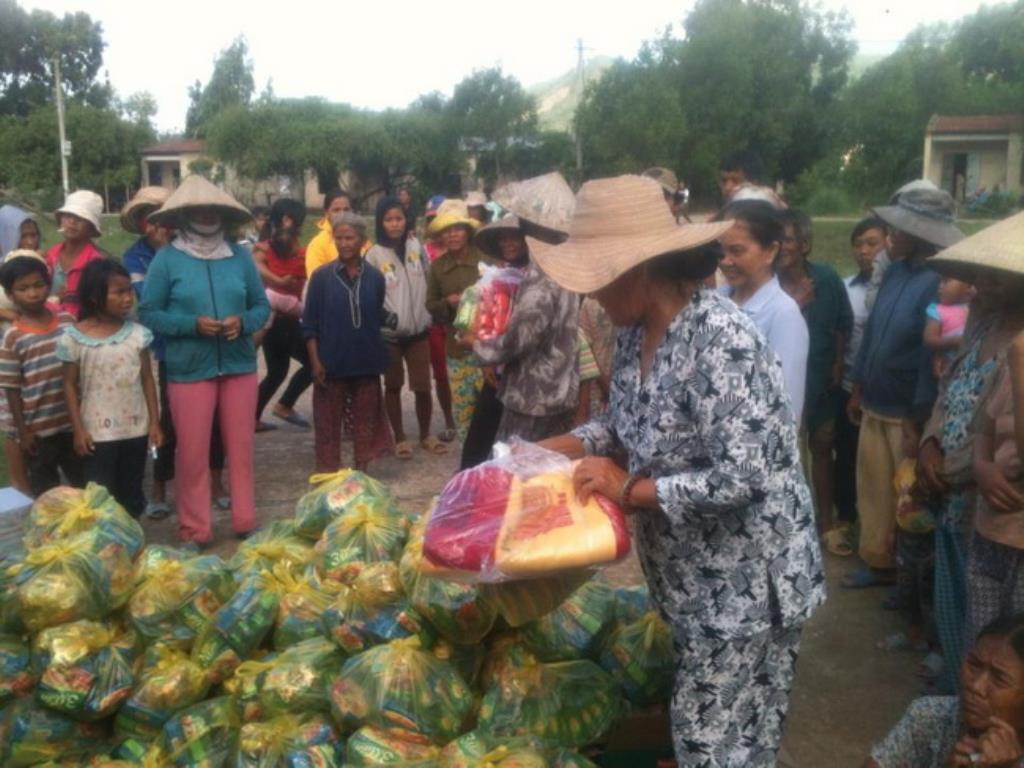 Chùa Linh Sơn Pháp Ấn tặng quà cho đồng bào dân tộc thôn Suối Lâu