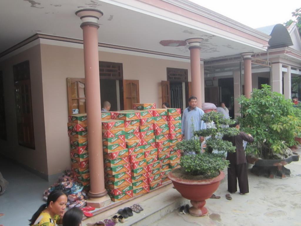 Đoàn từ thiện Hương Từ Bi tặng quà tại chùa Khánh Long