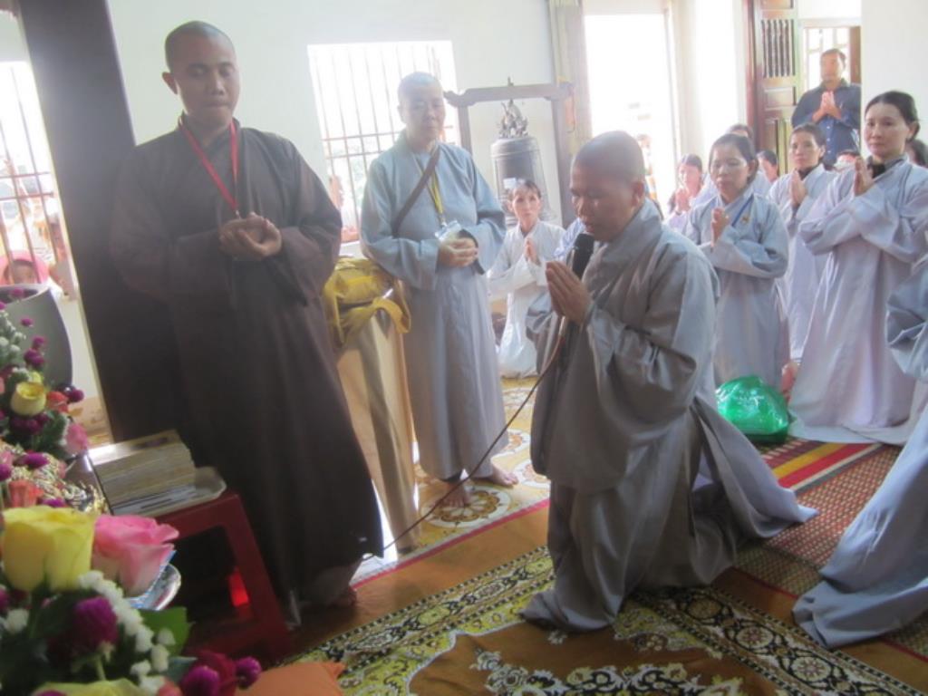 Đoàn từ thiện Hương Từ Bi tặng quà tại chùa Khánh Long