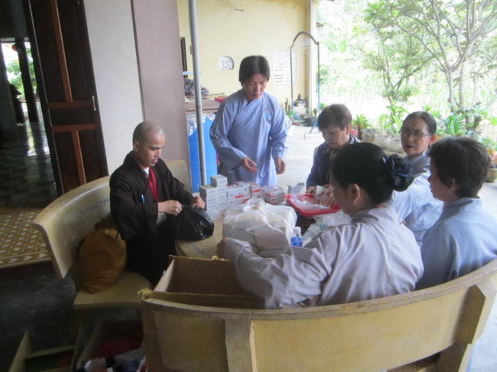 Đoàn từ thiện Hương Từ Bi tặng quà tại chùa Khánh Long
