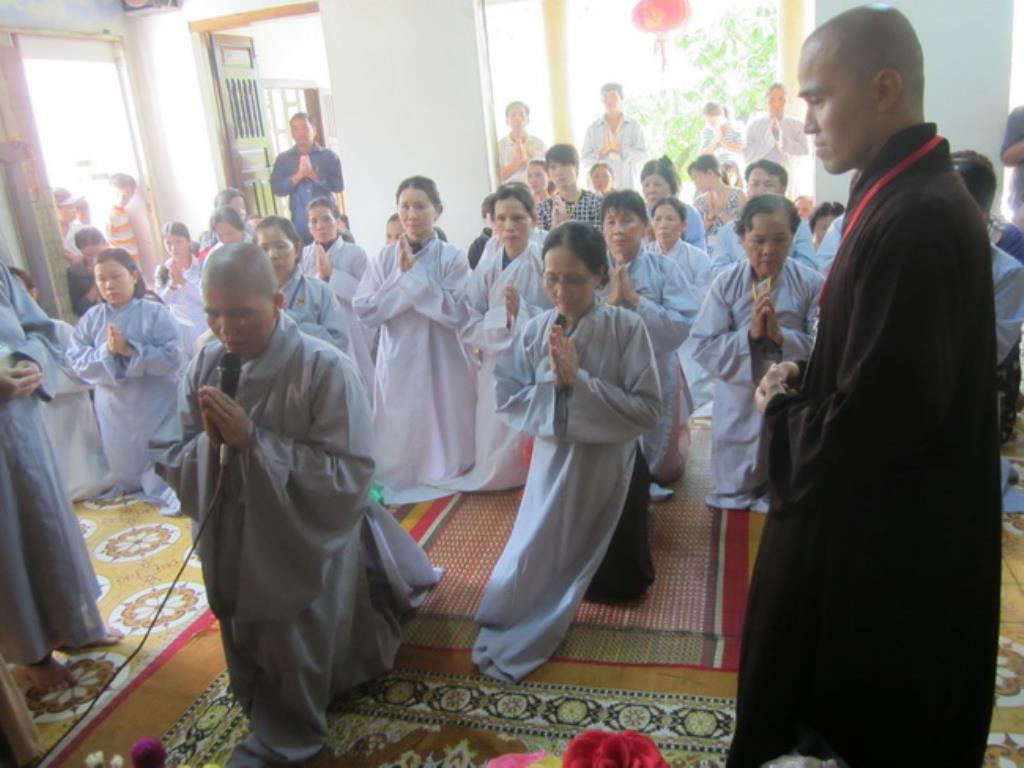 Đoàn từ thiện Hương Từ Bi tặng quà tại chùa Khánh Long