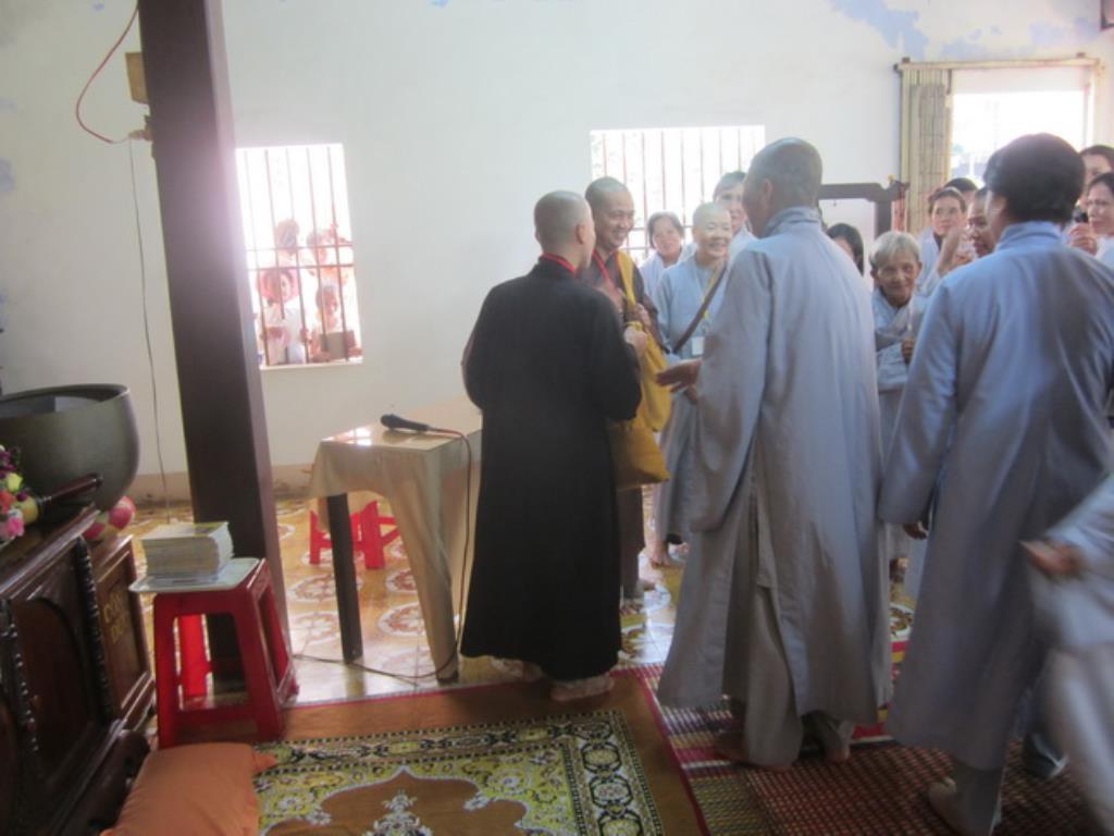 Đoàn từ thiện Hương Từ Bi tặng quà tại chùa Khánh Long