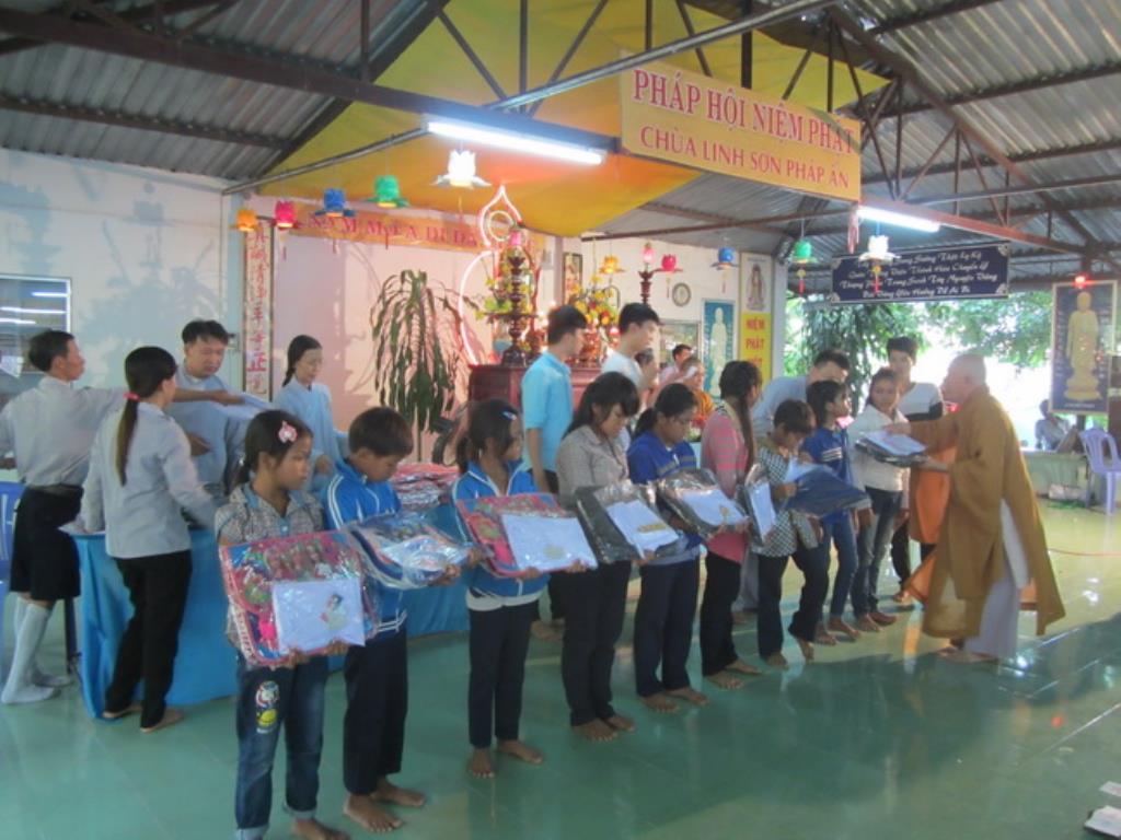 Chùa Linh Sơn Pháp Ấn tặng quà cho đồng bào dân tộc thôn Suối Lâu