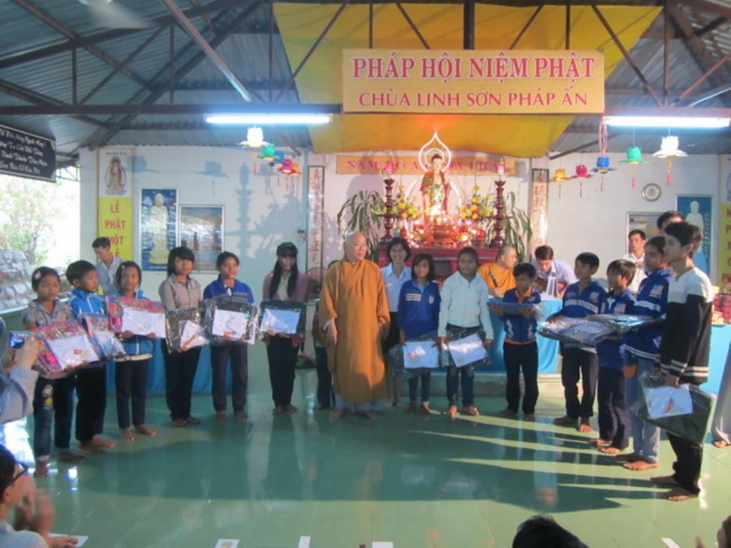 Chùa Linh Sơn Pháp Ấn tặng quà cho đồng bào dân tộc thôn Suối Lâu