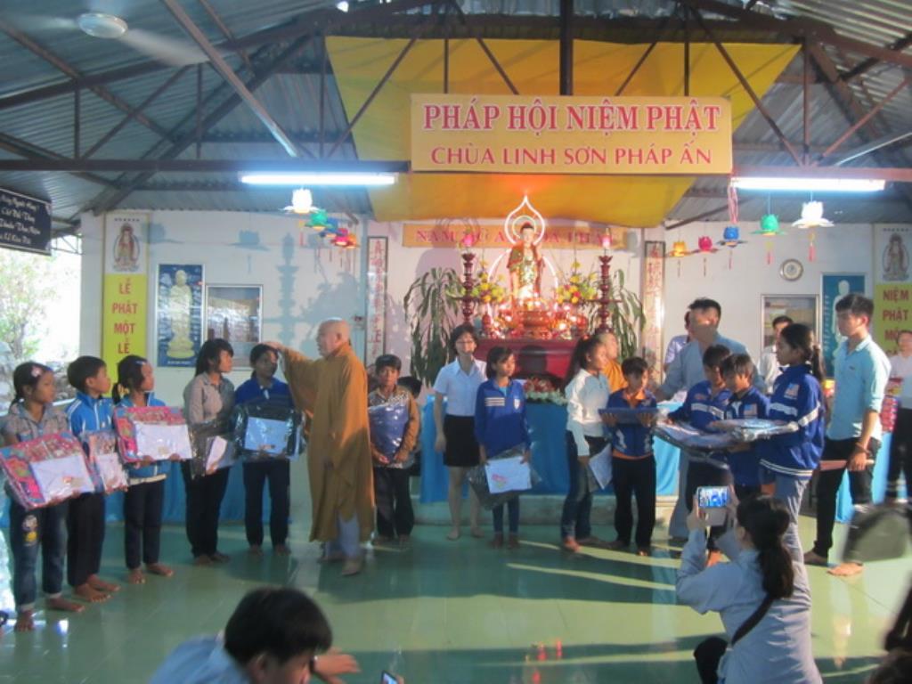 Chùa Linh Sơn Pháp Ấn tặng quà cho đồng bào dân tộc thôn Suối Lâu