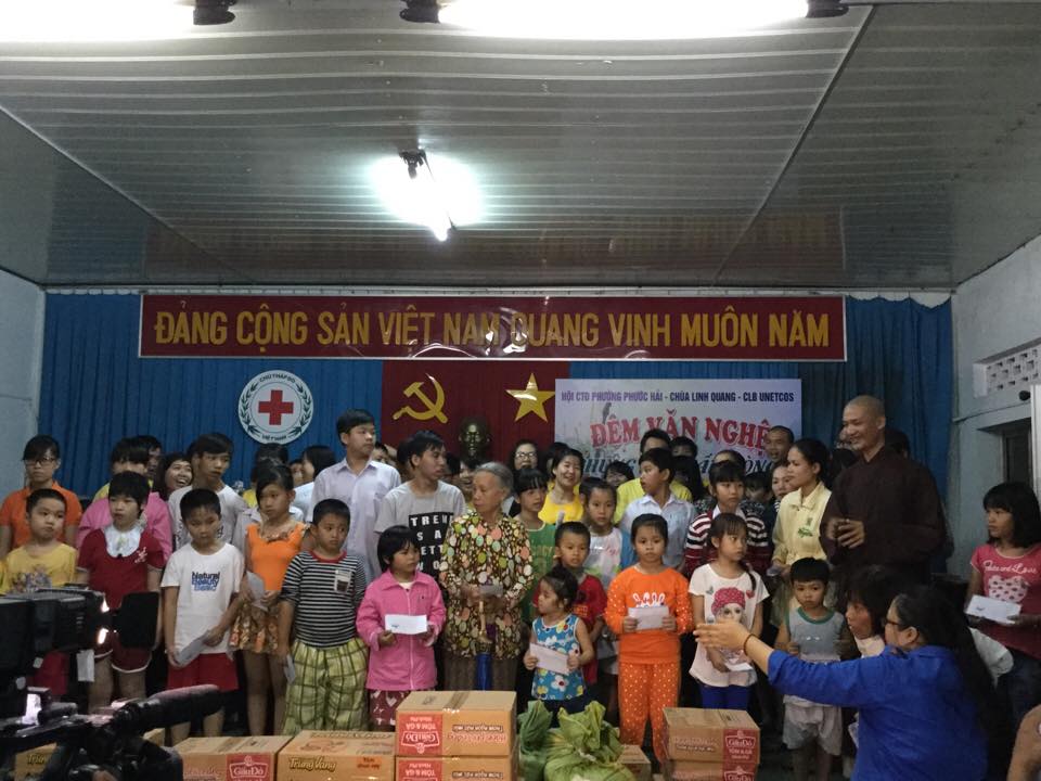 Khánh Hòa: Chùa Linh Quang tặng quà cho 86 em là con em bệnh binh, trẻ tàn tật và học sinh vượt khó học giỏi.