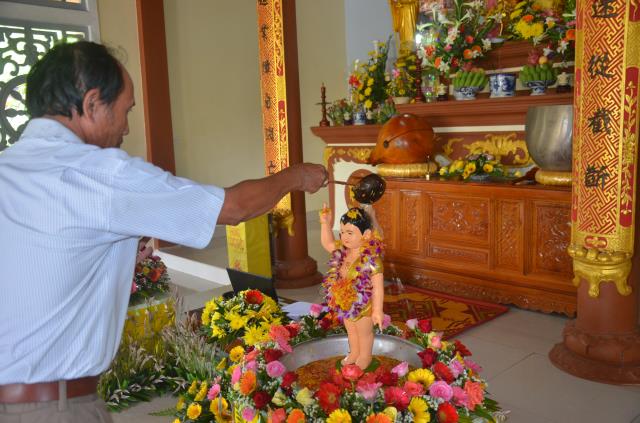Quảng Trị: Thiêng liêng lễ rước Phật đản sanh vào làng