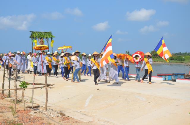 Quảng Trị: Thiêng liêng lễ rước Phật đản sanh vào làng