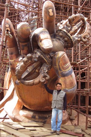 Một nhóm các nghệ nhân Nepal xây dựng bức tượng Bồ tát Liên Hoa Sinh ở Bhutan lớn nhất thế giới