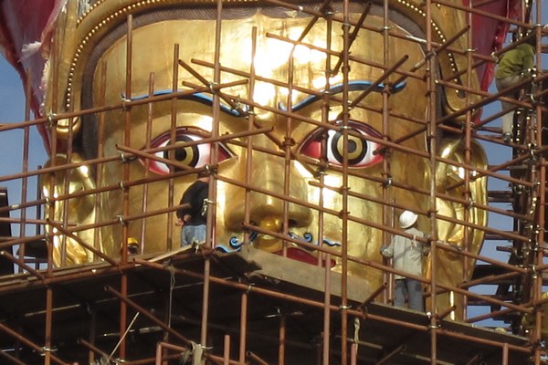 Một nhóm các nghệ nhân Nepal xây dựng bức tượng Bồ tát Liên Hoa Sinh ở Bhutan lớn nhất thế giới