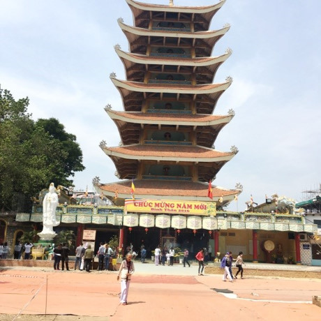Người dân đi lễ chùa cầu an vào mùng 2 Tết
